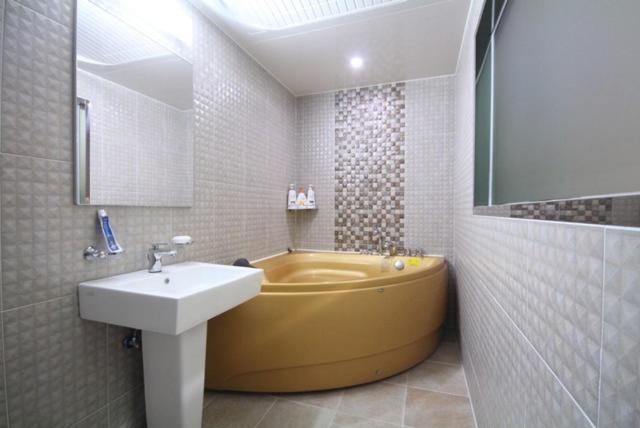 Yeosu Mj Motel Bagian luar foto